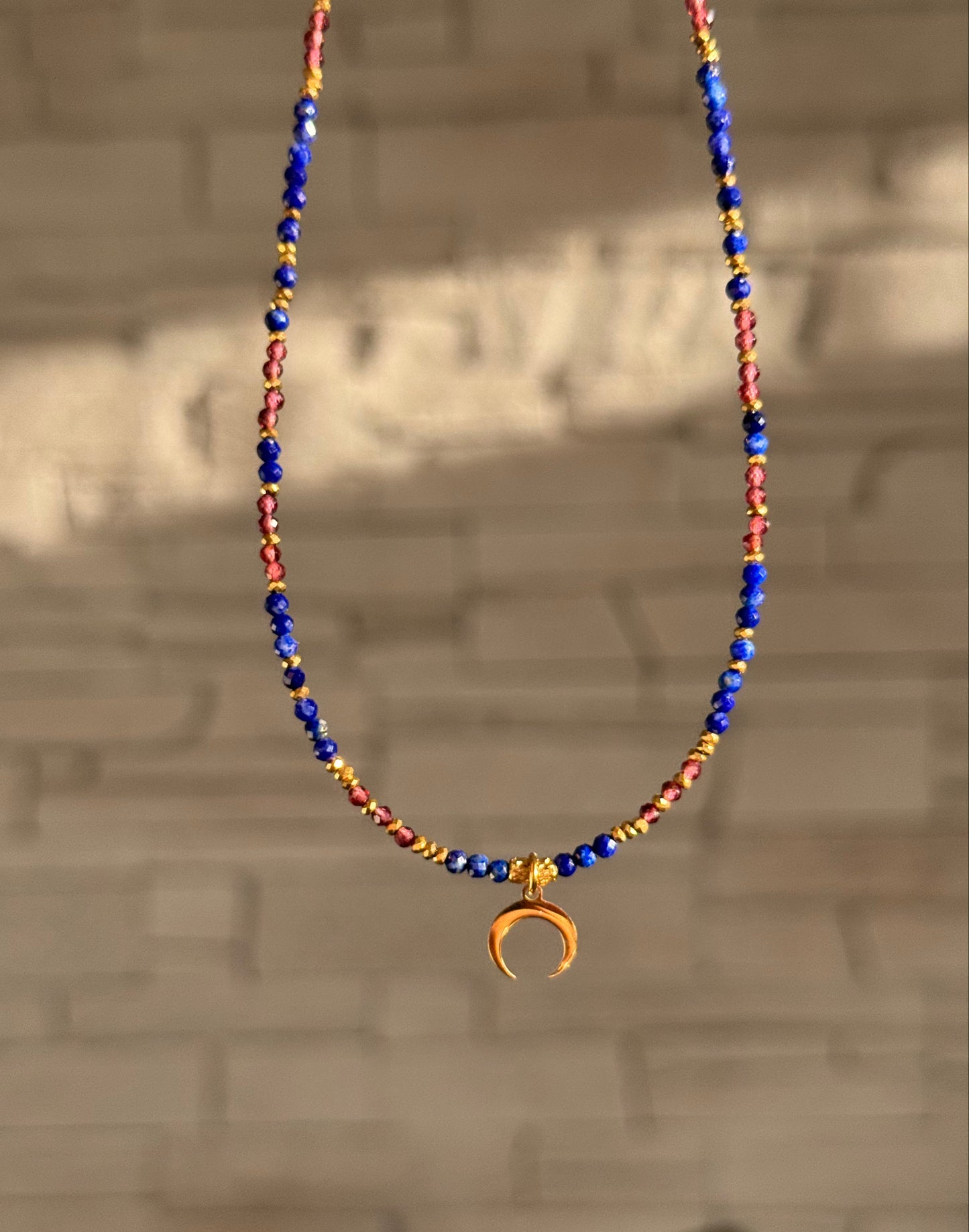 Mini lunula- granat, lapis lazuli