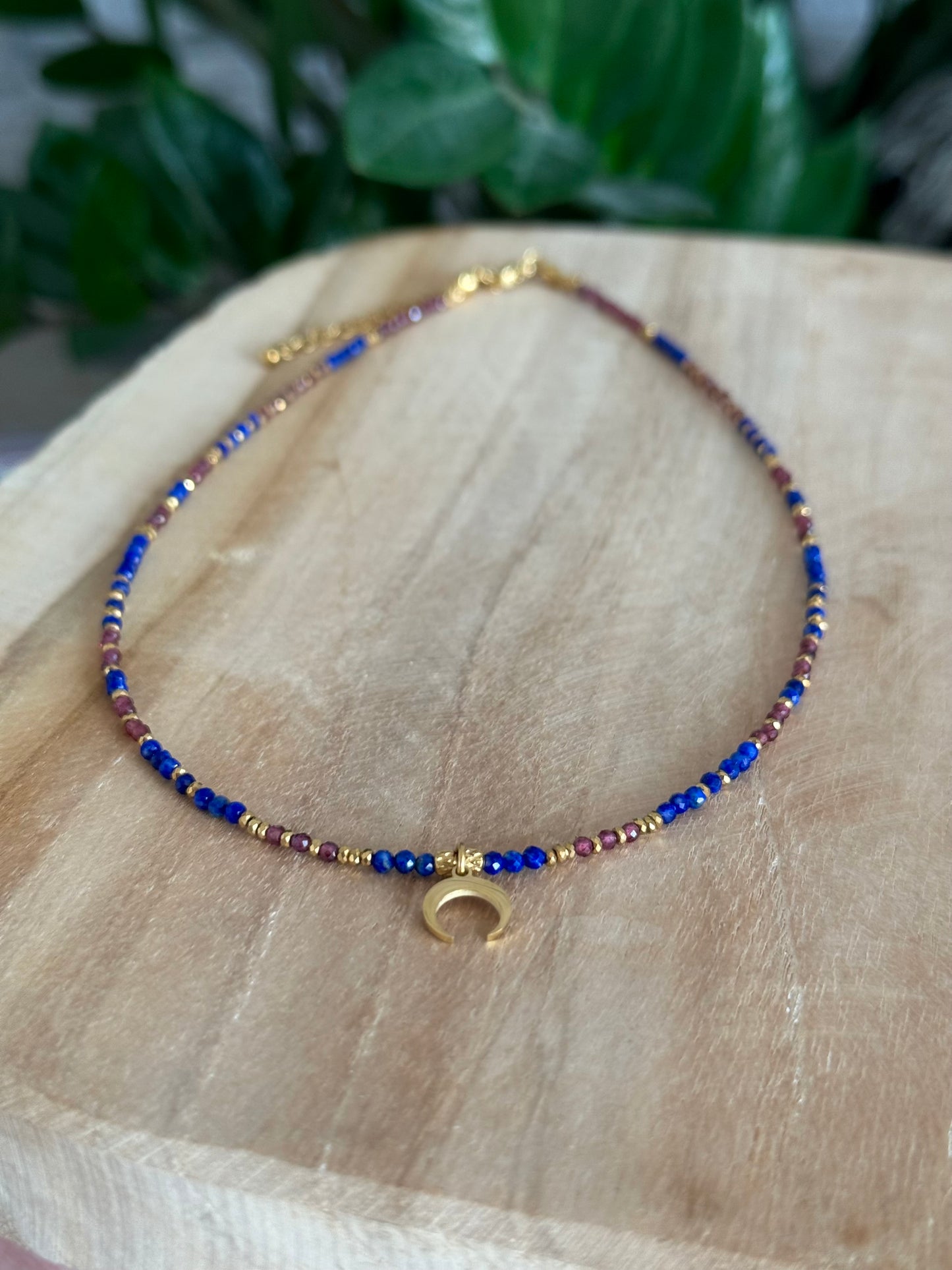 Mini lunula- granat, lapis lazuli