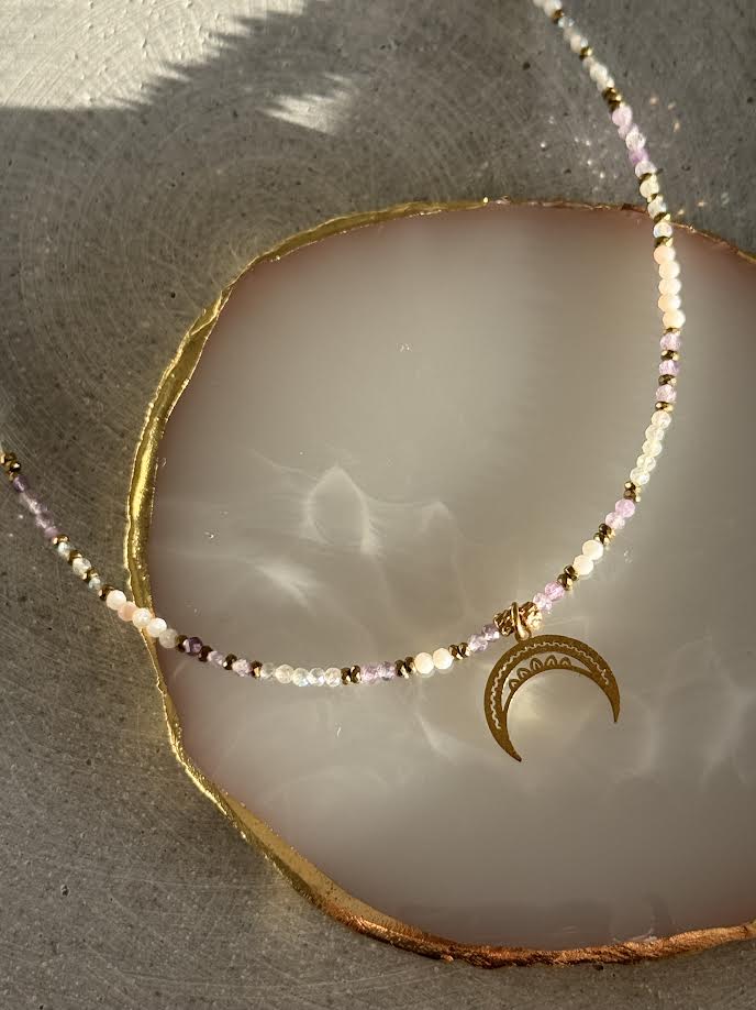 Lunula ażurowa- ametyst, labradoryt, opal różowy